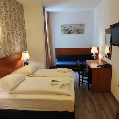 夏洛滕堡阿图姆酒店 3*